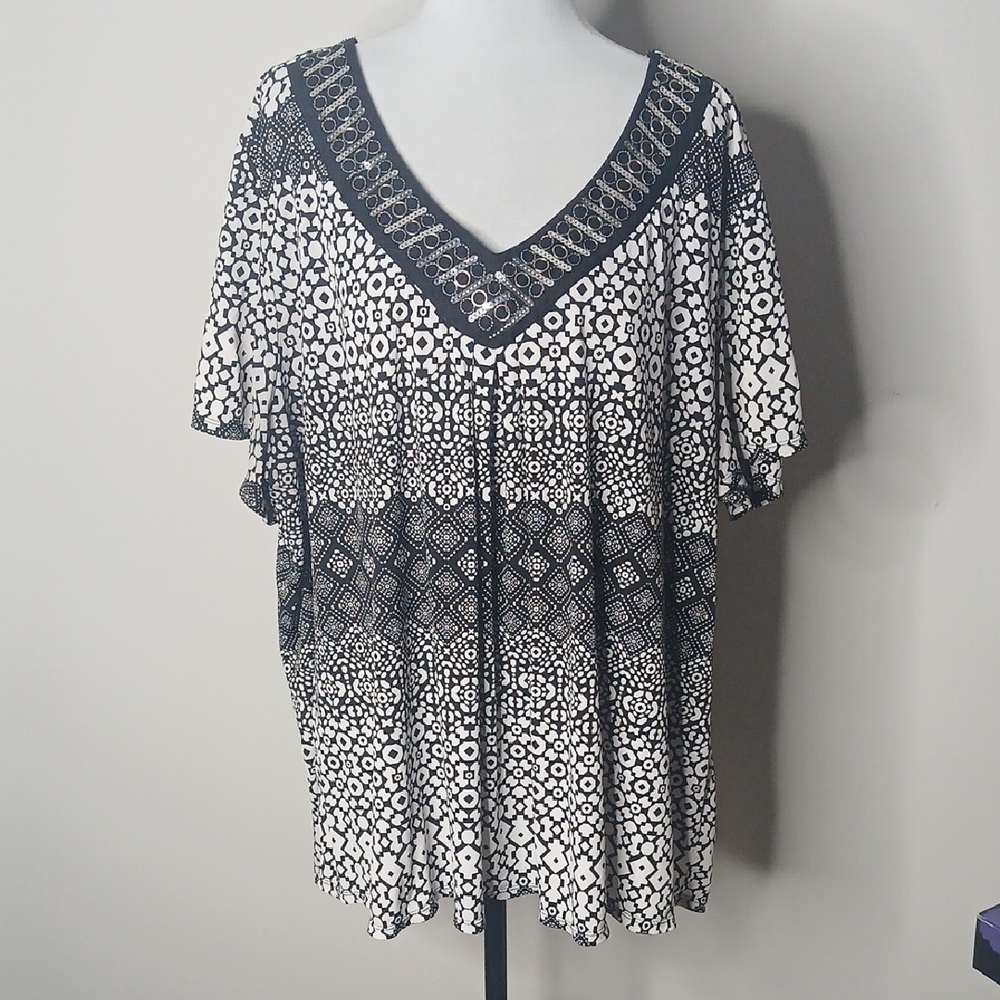 Essentials Black And White Abstract Seqiun V Neck Size 3X
